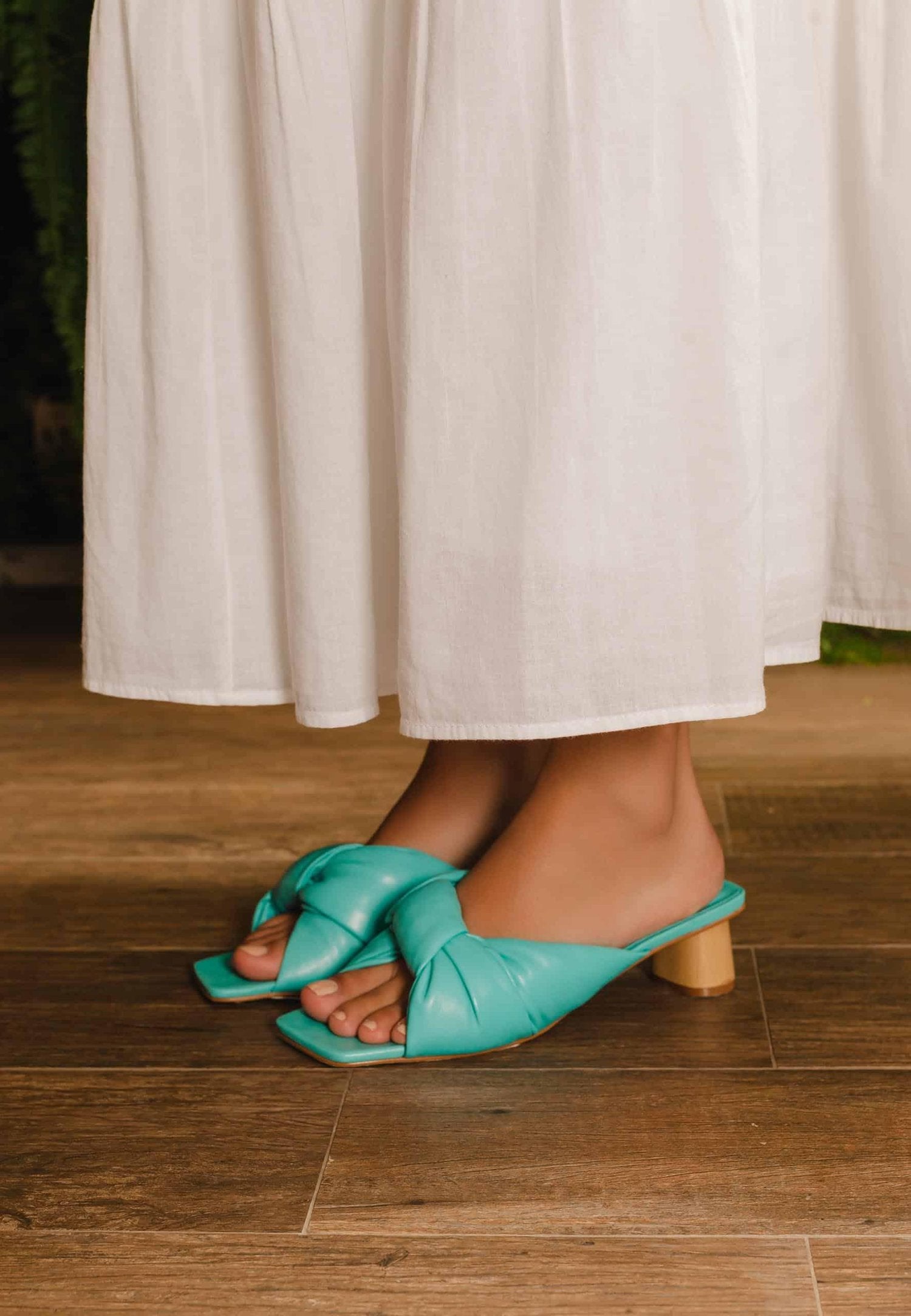 Mangará Atelier Turquoise Leather Mules Caroba – Women’S 4 Cm Cylindrical Block Heel Slip-On Sandals